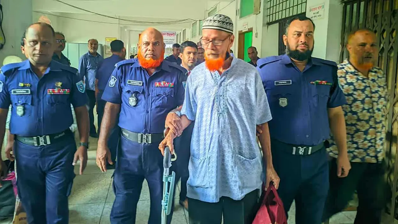 হুইলচেয়ারে অভিনয় করে জামিন চাইলো আসামি, সিসিটিভিতে ফাঁস হলো প্রতারণা