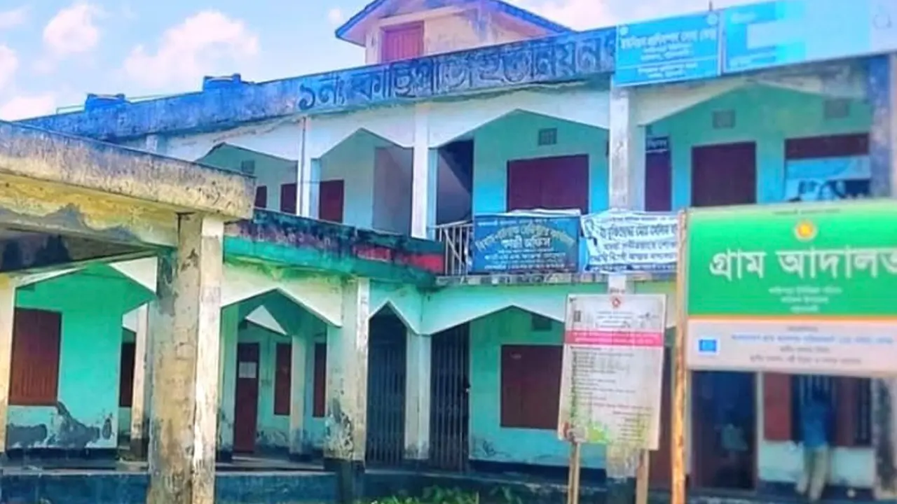 টাকা দিয়ে নিতে হলো বিনামূল্যের চাল, পরিমাণেও কম