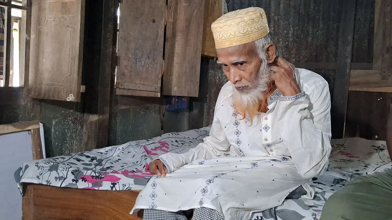 ঝড়-বৃষ্টি উপেক্ষা করে ক্লাস নেওয়া শিক্ষক পাননি ভাতা, ভুগছেন অর্থসংকটে