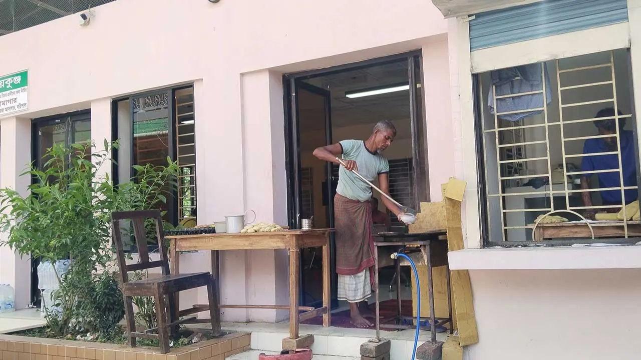 বিচার প্রার্থীদের জন্য তৈরি করা আধুনিক বিশ্রামাগারটি এখন হোটেল