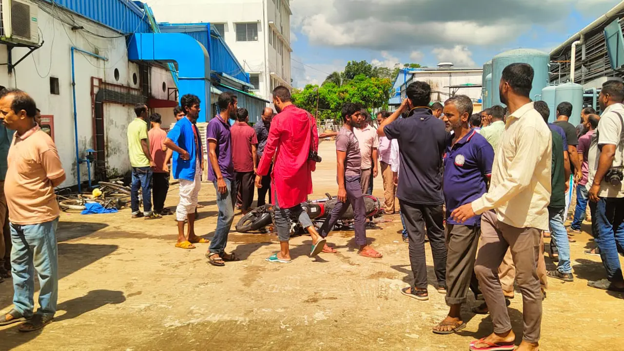 শ্রমিক অসন্তোষে পদ্মা ব্লোয়িংয়ের ৮ কর্মকর্তা ১৮ ঘণ্টা অবরুদ্ধ