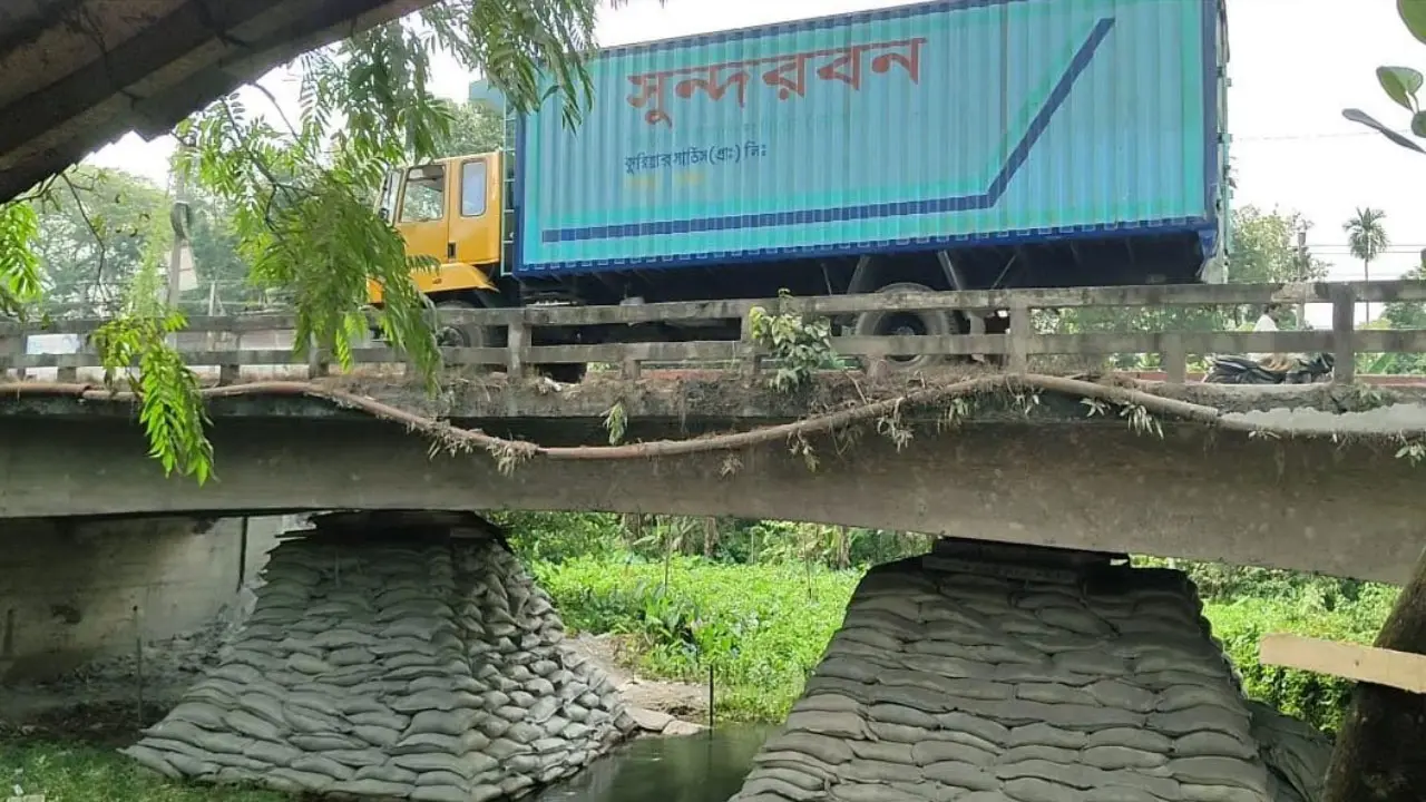 বরিশালে বালুর বস্তায় টিকে আছে সেতু