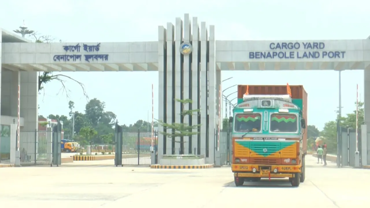 কর্মকর্তা-আনসার সদস্যদের যোগসাজশে চলে চোরাচালান