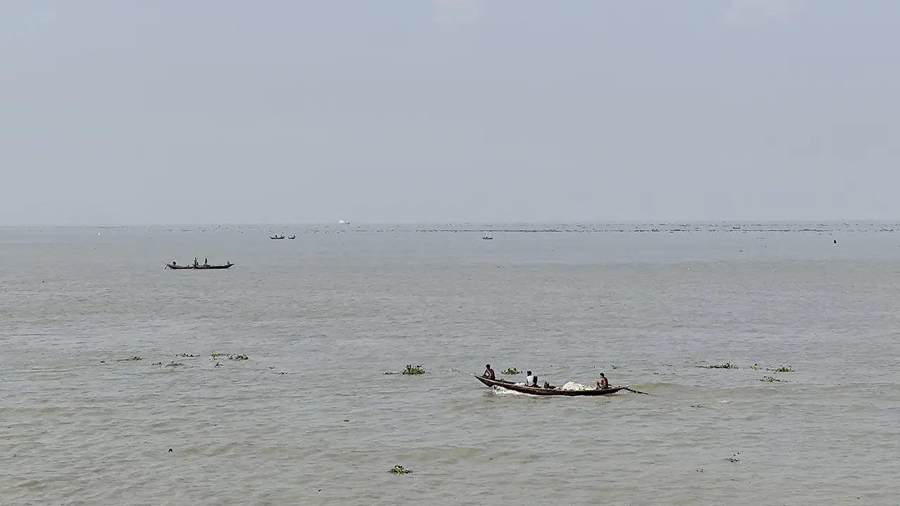 মেঘনা নদীতে বাল্কহেডের ধাক্কায় ১১ জেলেসহ ট্রলার ডুবি, নিখোঁজ ১