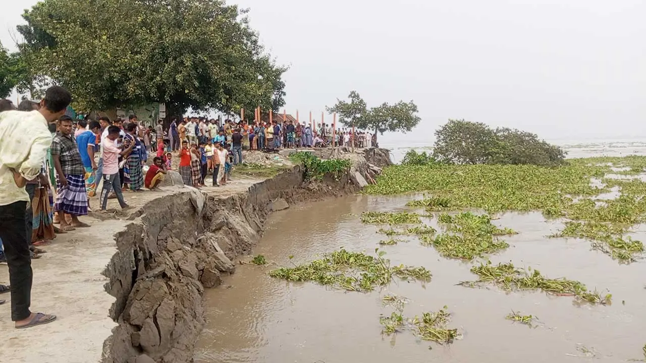 যমুনার ভাঙনে শহরাবাড়ি নৌঘাট নদীতে, আতঙ্কে ৮ গ্রামের মানুষ