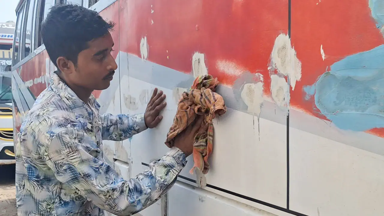 রাতে বাসের ভেতর ঘুমাতে গিয়ে নীরবে কাঁদেন হেলপার সজীব