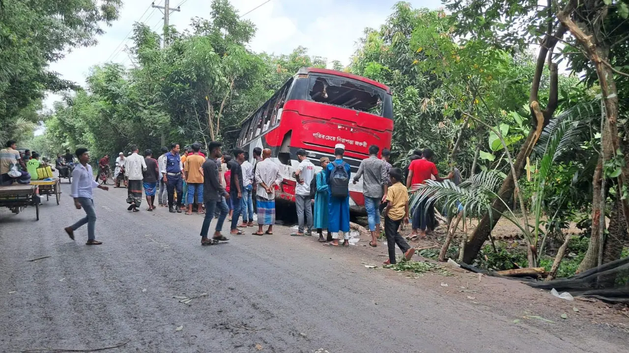 বাসের চাপায় শিক্ষক নিহত, শিক্ষার্থীদের সড়ক অবরোধ