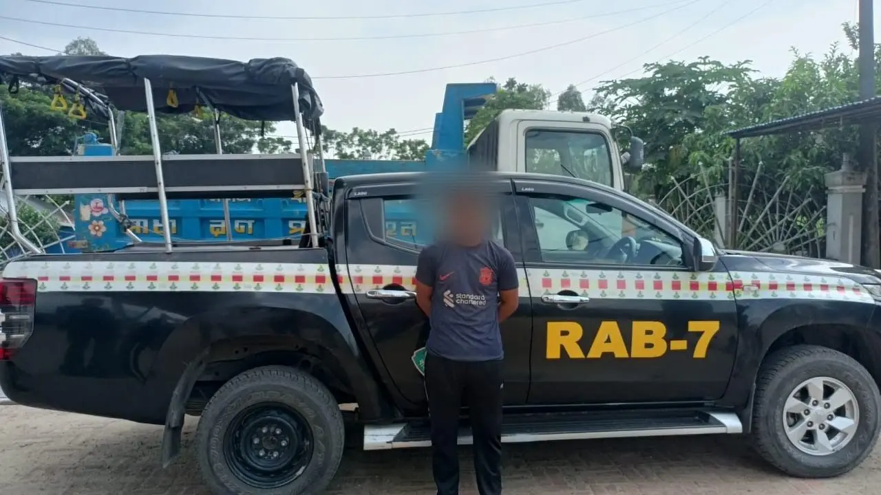 চট্টগ্রামে র্যাবের অভিযানে ডাকাত সর্দার গ্রেপ্তার
