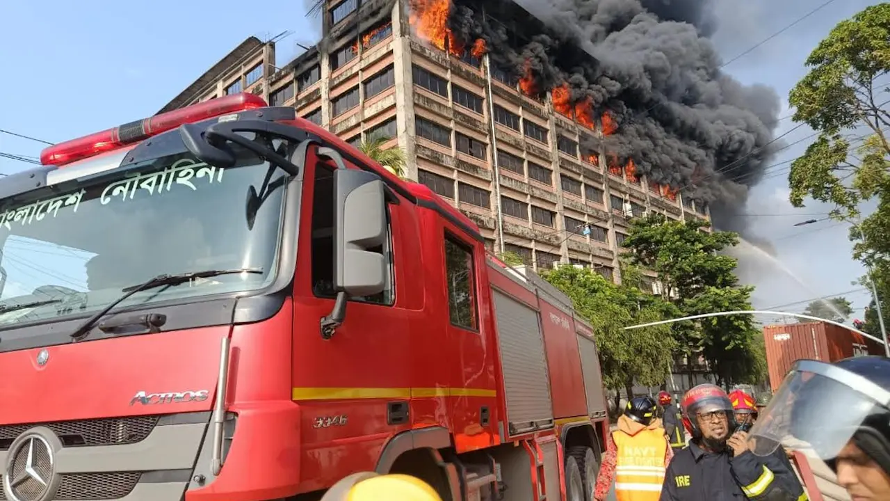 ফায়ার সার্ভিসের অসহায় আত্মসমর্পণ, আকাশের দিকে তাকিয়ে সবাই