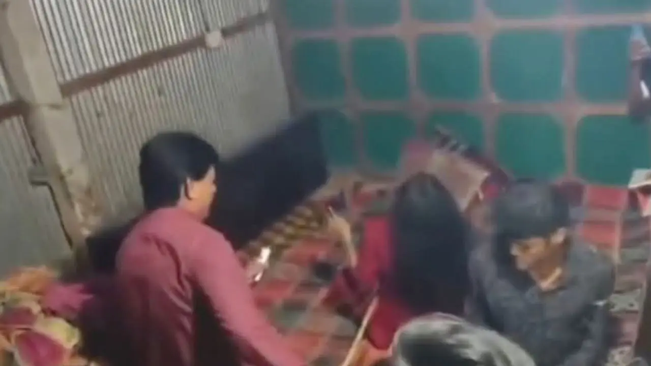 অনৈতিক সম্পর্কের অভিযোগে প্রবাসীর স্ত্রীকে মারধর, সালিশে বিয়ে