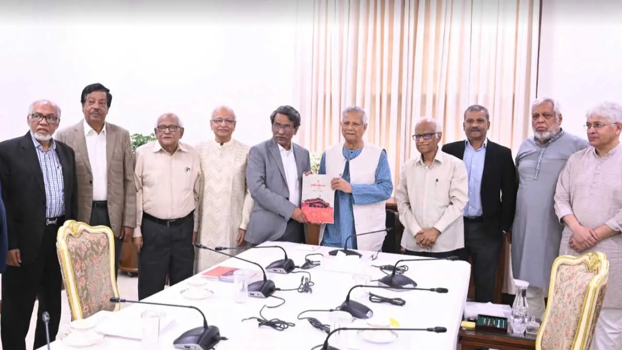 জুলাই জাতীয় সনদ বাস্তবায়নের সুপারিশমালা প্রধান উপদেষ্টার কাছে হস্তান্তর