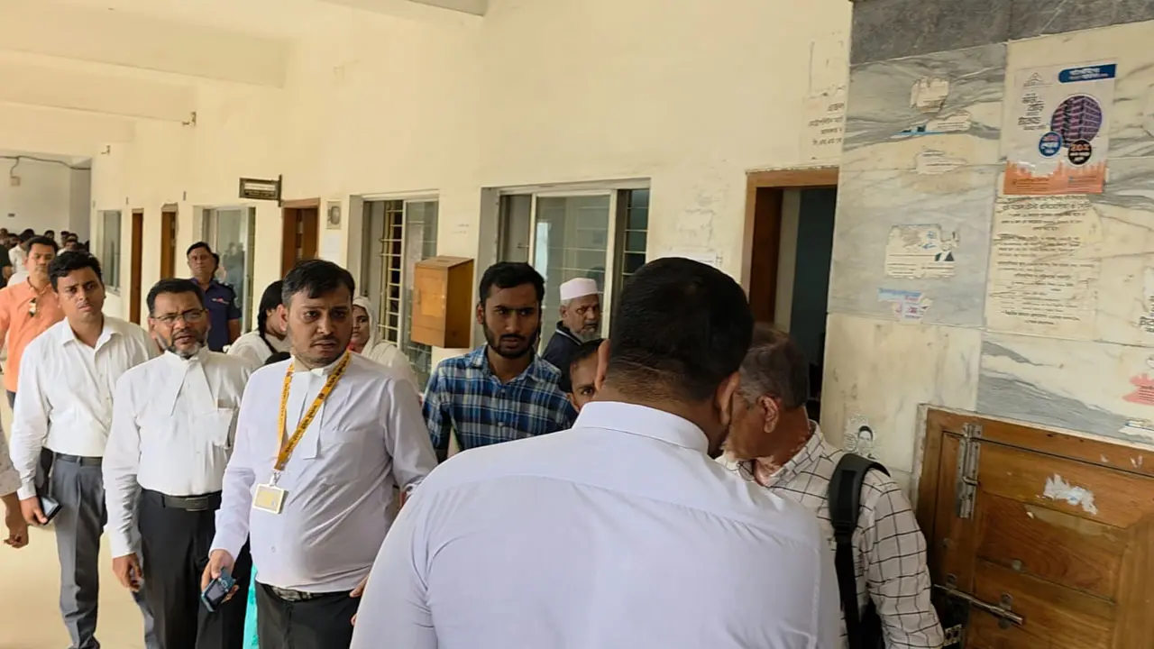 ৩ সাংবাদিককে জামায়াতপন্থি আইনজীবীর হেনস্তা, সাজা দিতে চাইলেন বিচারক