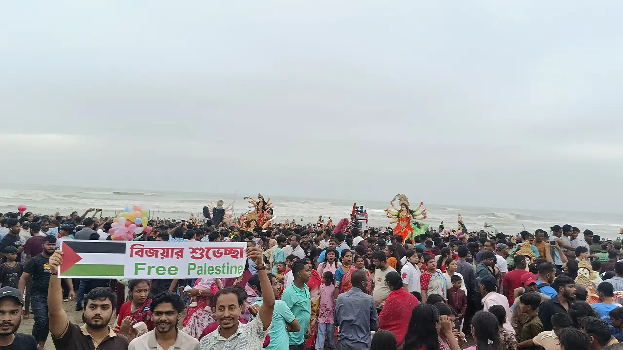 কক্সবাজারে প্রতিমা বিসর্জনে লাখো মানুষের ঢল,ফিলিস্তিনের মুক্তি প্রার্থনা