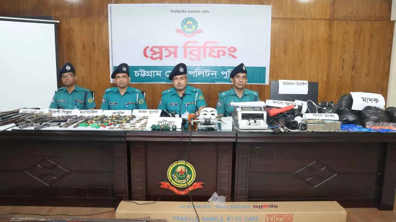 চট্টগ্রামে পুলিশের অভিযানে ১৩ অস্ত্রসহ গ্রেপ্তার ৩