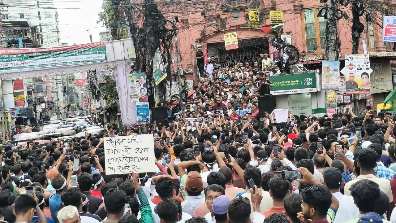 কুমিল্লাকে বিভাগ ঘোষণার দাবিতে রাজপথে হাজারো মানুষ