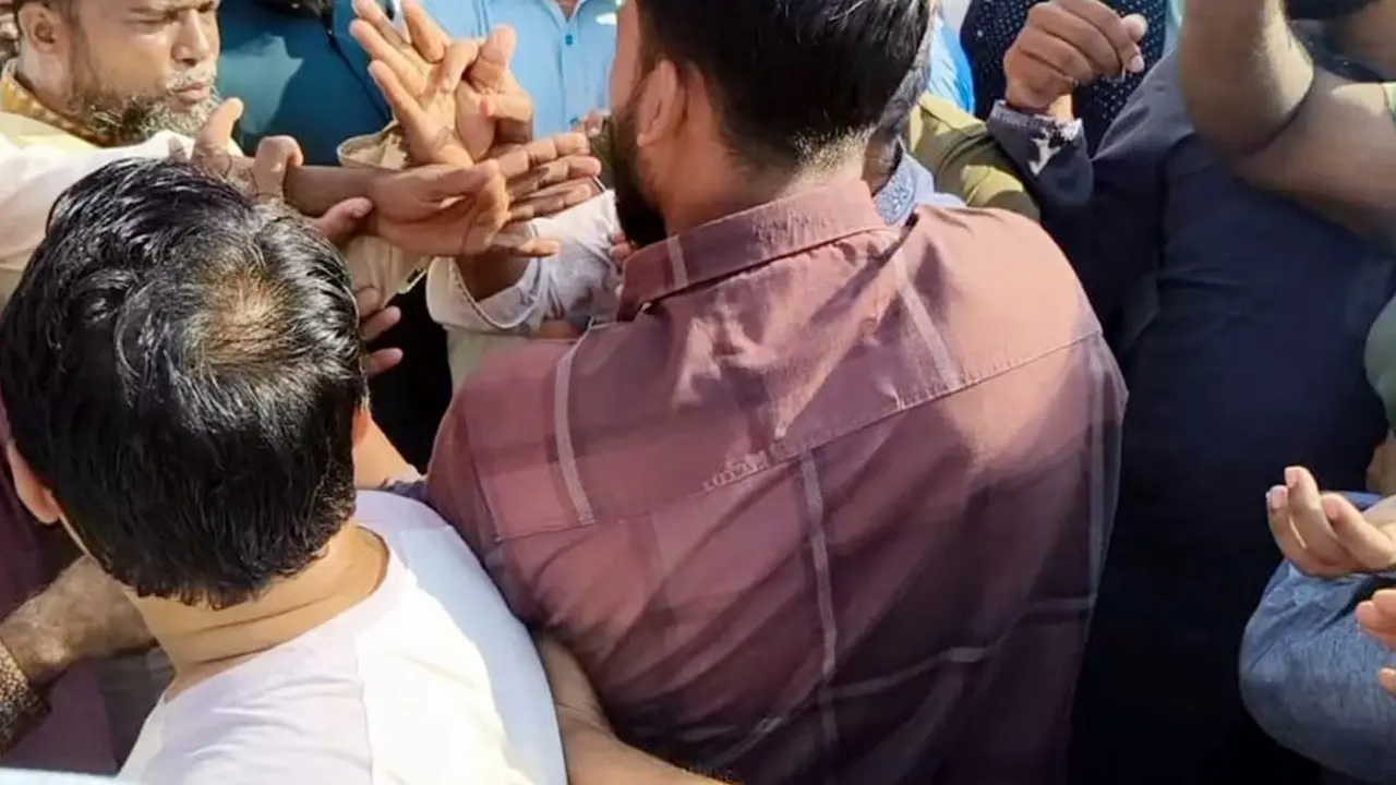 আ.লীগ দোসর আখ্যা দিয়ে জামায়াত নেতার মাইক্রোফোন কেড়ে নিলেন নেতাকর্মীরা