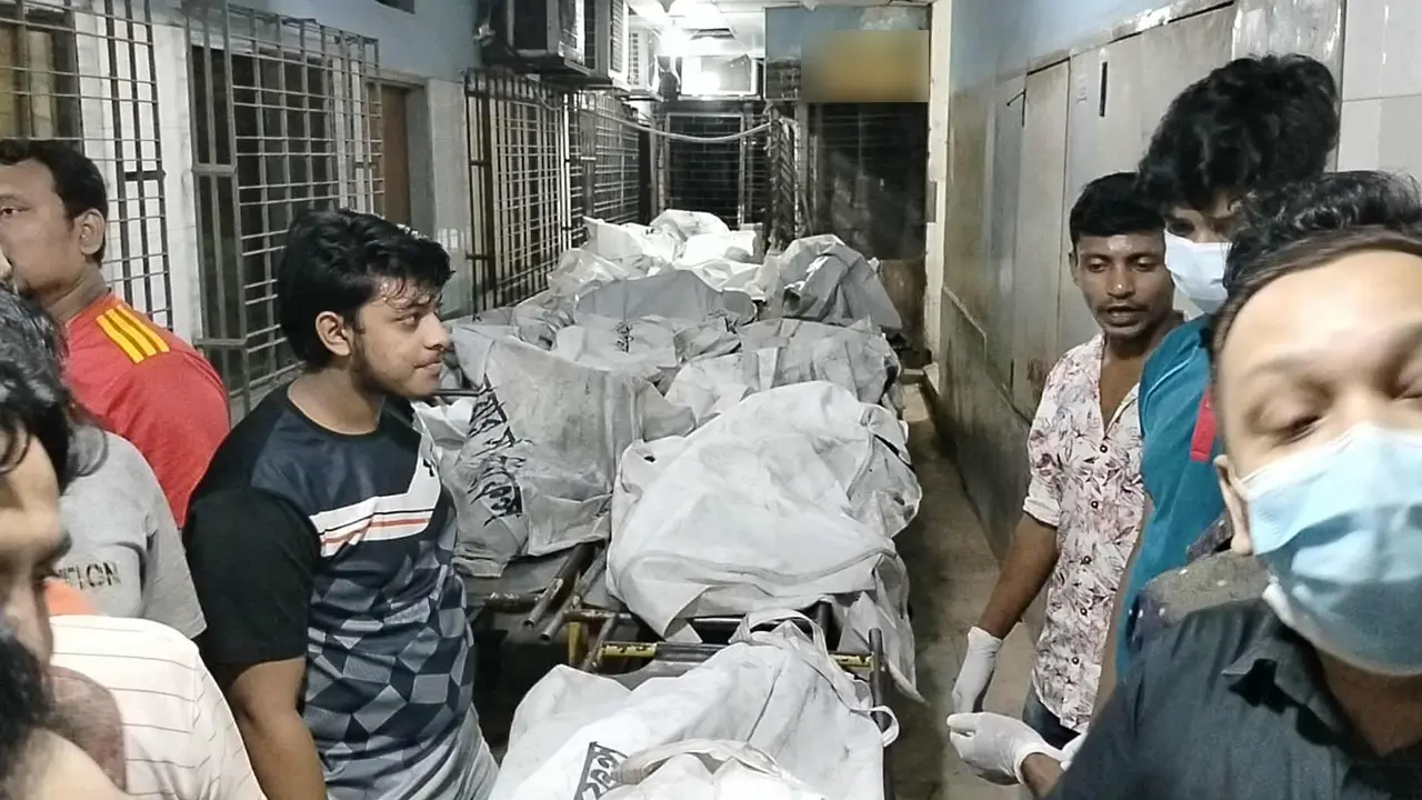 মিরপুরে আগুনে পুড়ে নিহত ১৬ জনের মরদেহ ঢামেকে
