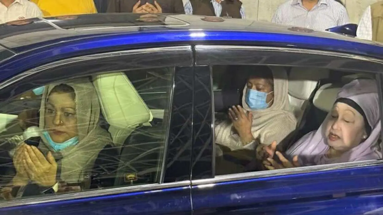 জিয়াউর রহমানের কবর জিয়ারত করলেন খালেদা জিয়া