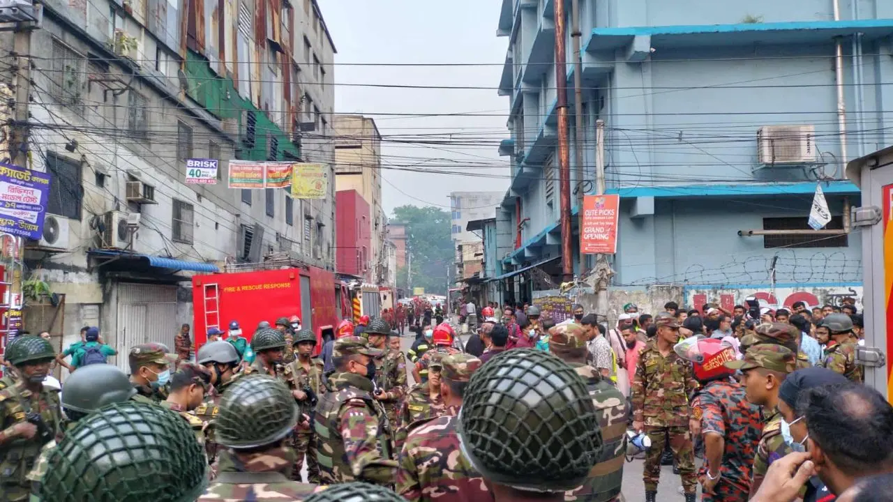 রূপনগরের অগ্নিকাণ্ডে ঘটনাস্থল থেকে আলামত সংগ্রহ করছে সিআইডি