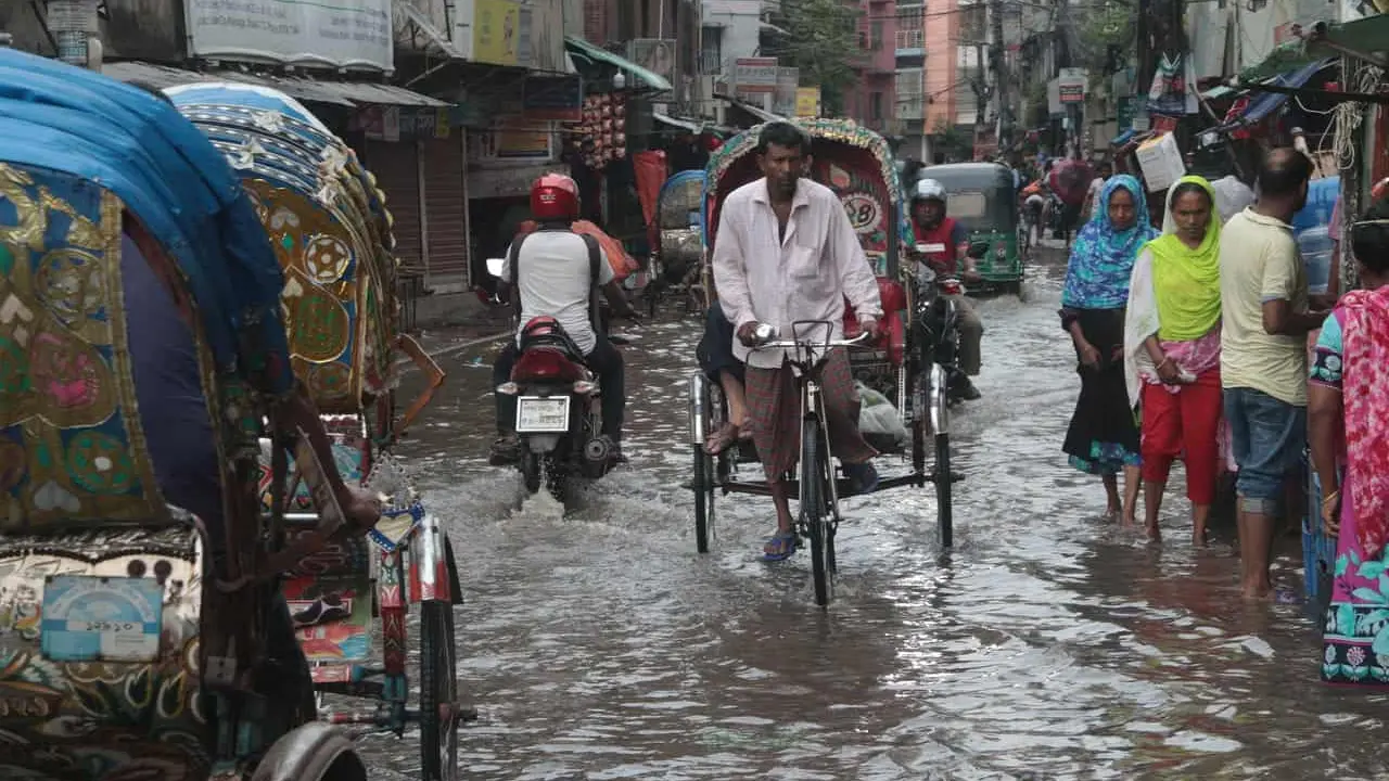 আশ্বিনের বৃষ্টিতে ডুবেছে ঢাকা, দুর্ভোগ চরমে 
