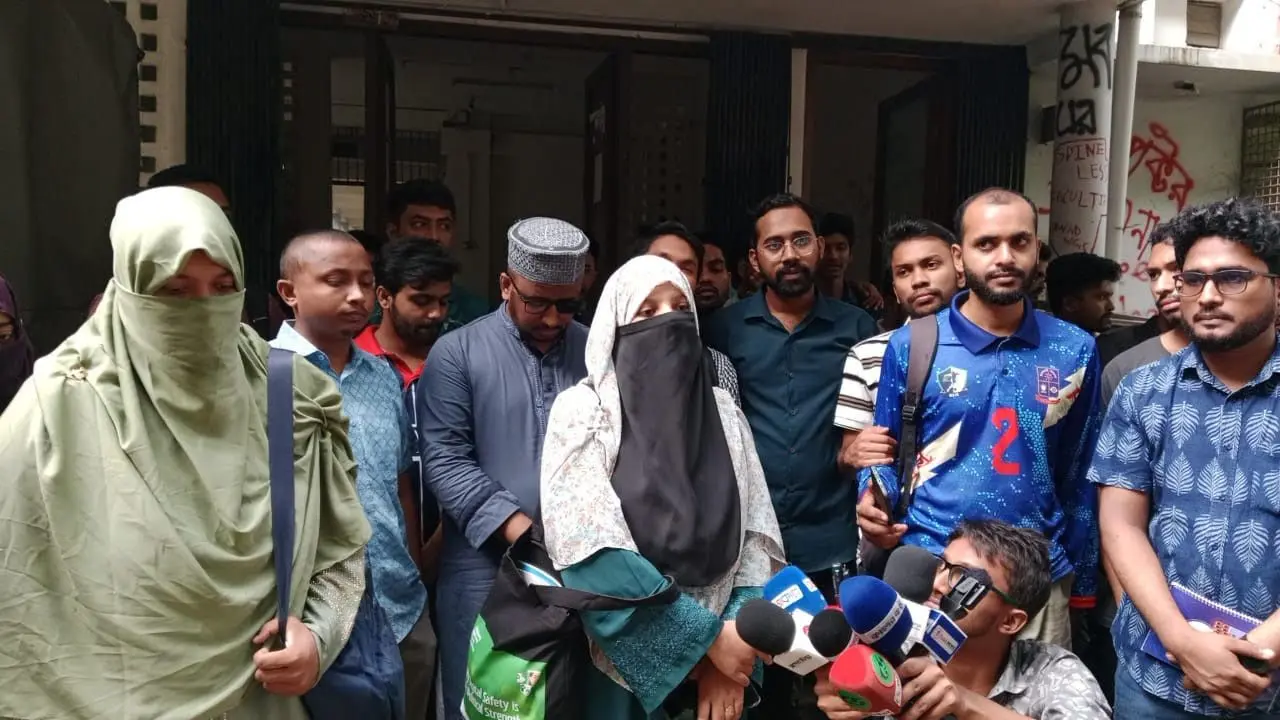 বোরকা পরায় ঢাবি শিক্ষার্থীকে ‘থুতু’ নিক্ষেপ ও হেনস্তার অভিযোগ
