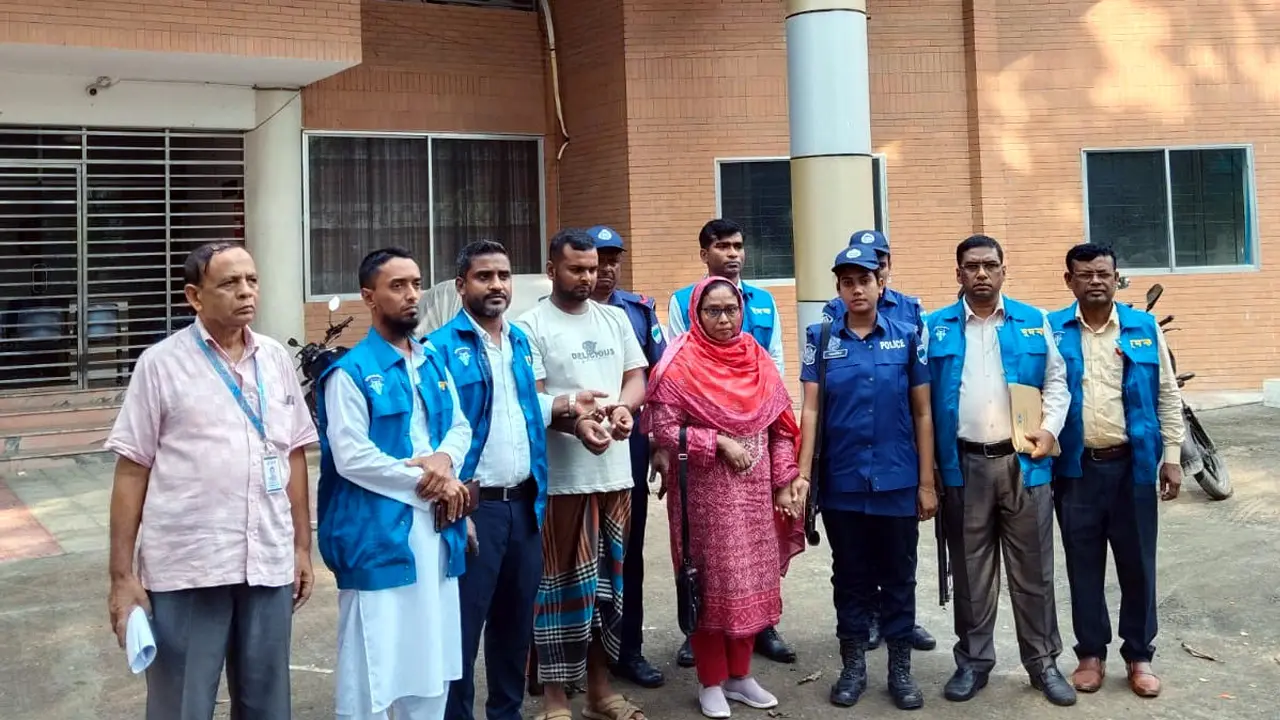 আড়াই লাখ টাকা ঘুষ : কাস্টমস কর্মকর্তা শামীমাসহ গ্রেপ্তার ২