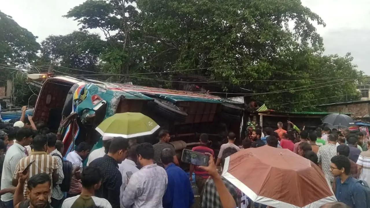 নিয়ন্ত্রণ হারিয়ে বাস উল্টে পড়ল দোকানে, নিহত ৩