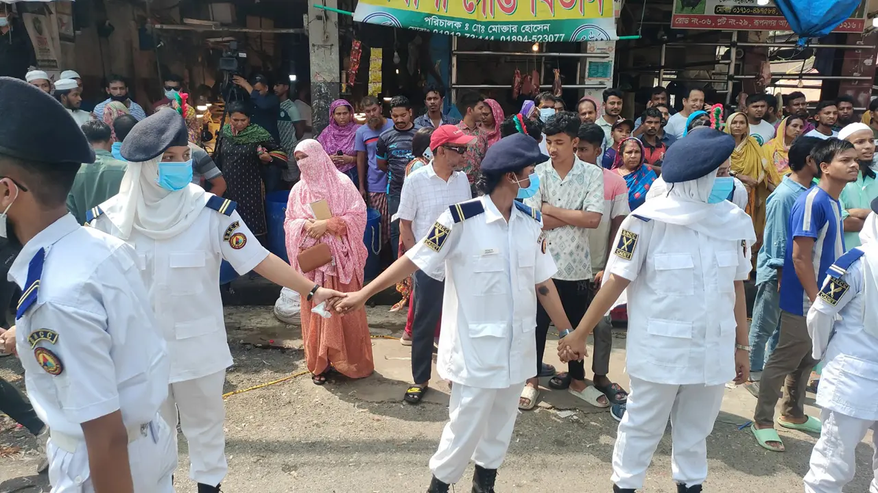 এখনো বের হচ্ছে বিষাক্ত গ্যাস, তবুও আশপাশে উৎসুক জনতার ভিড়