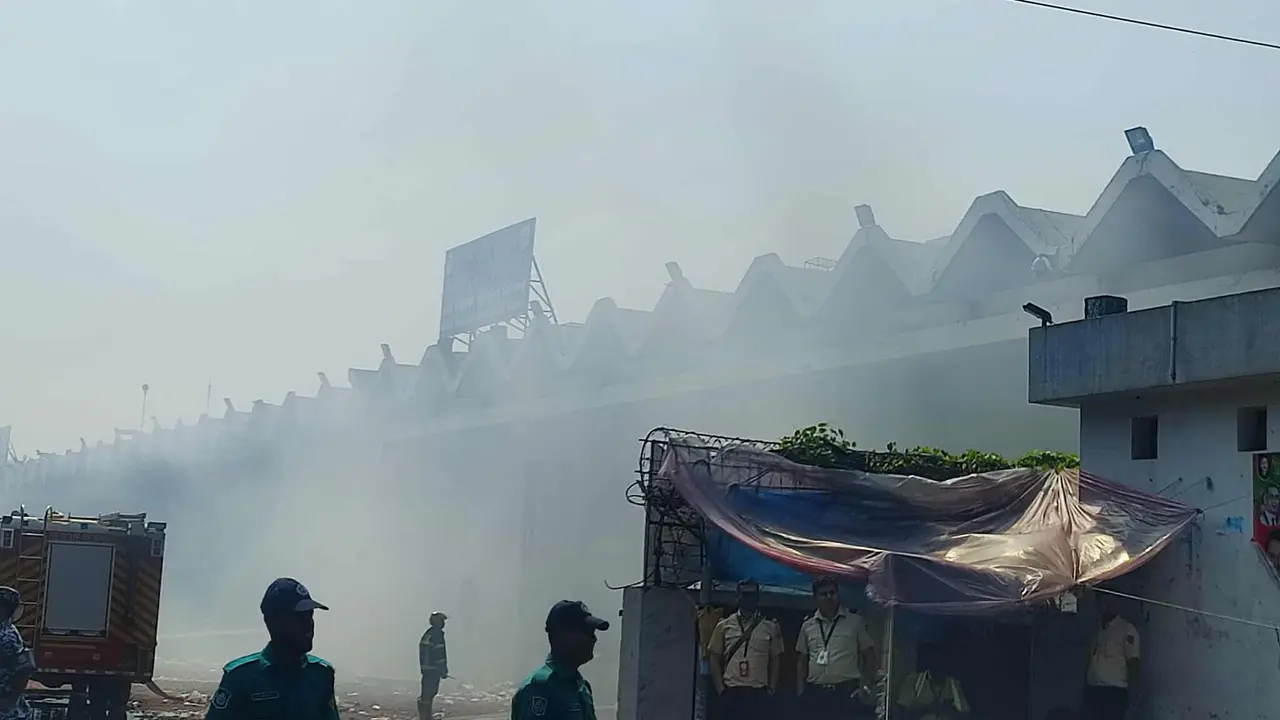 কার্গো ভিলেজে আগুন : ২১ ঘণ্টা পরও ধ্বংসস্তূপে ধোঁয়া