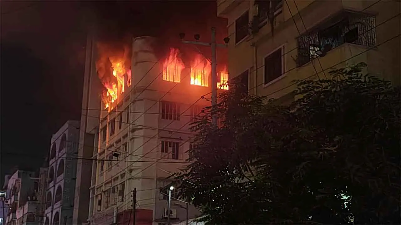 কালশীতে বহুতল ভবনে আগুন, নিয়ন্ত্রণে ৭ ইউনিট