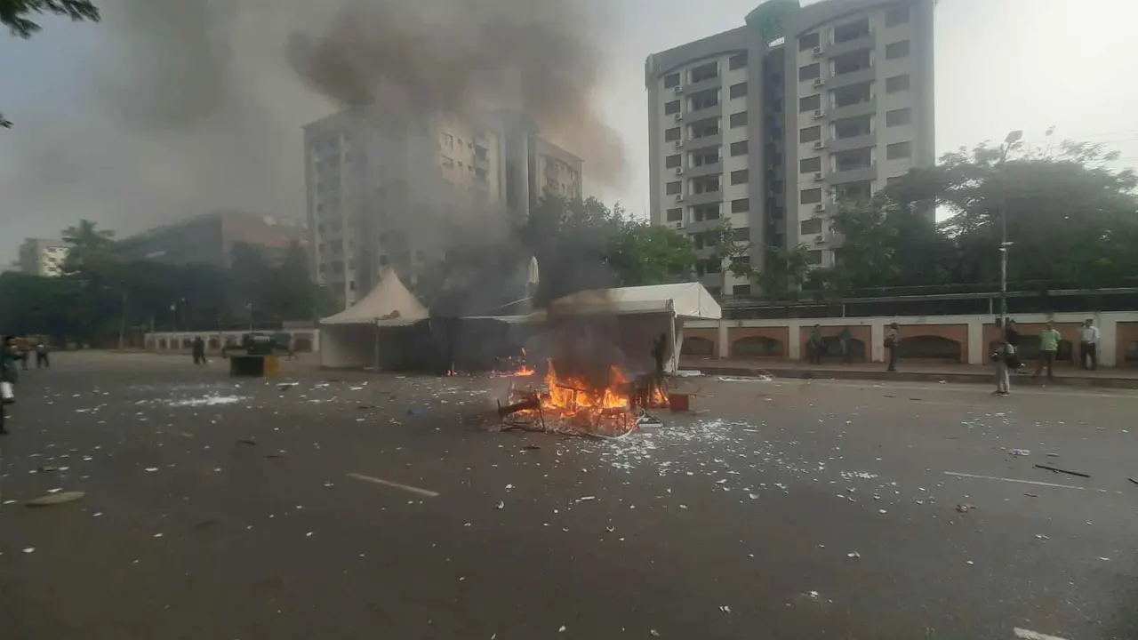 জুলাই সনদ স্বাক্ষরের আগে ভাঙচুর-আগুন, ৯০০ জনের বিরুদ্ধে মামলা