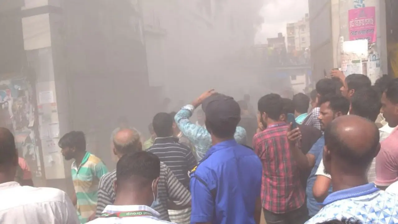 আশুলিয়ায় পোশাক কারখানায় আগুন, নিয়ন্ত্রণে ছয় ইউনিট 