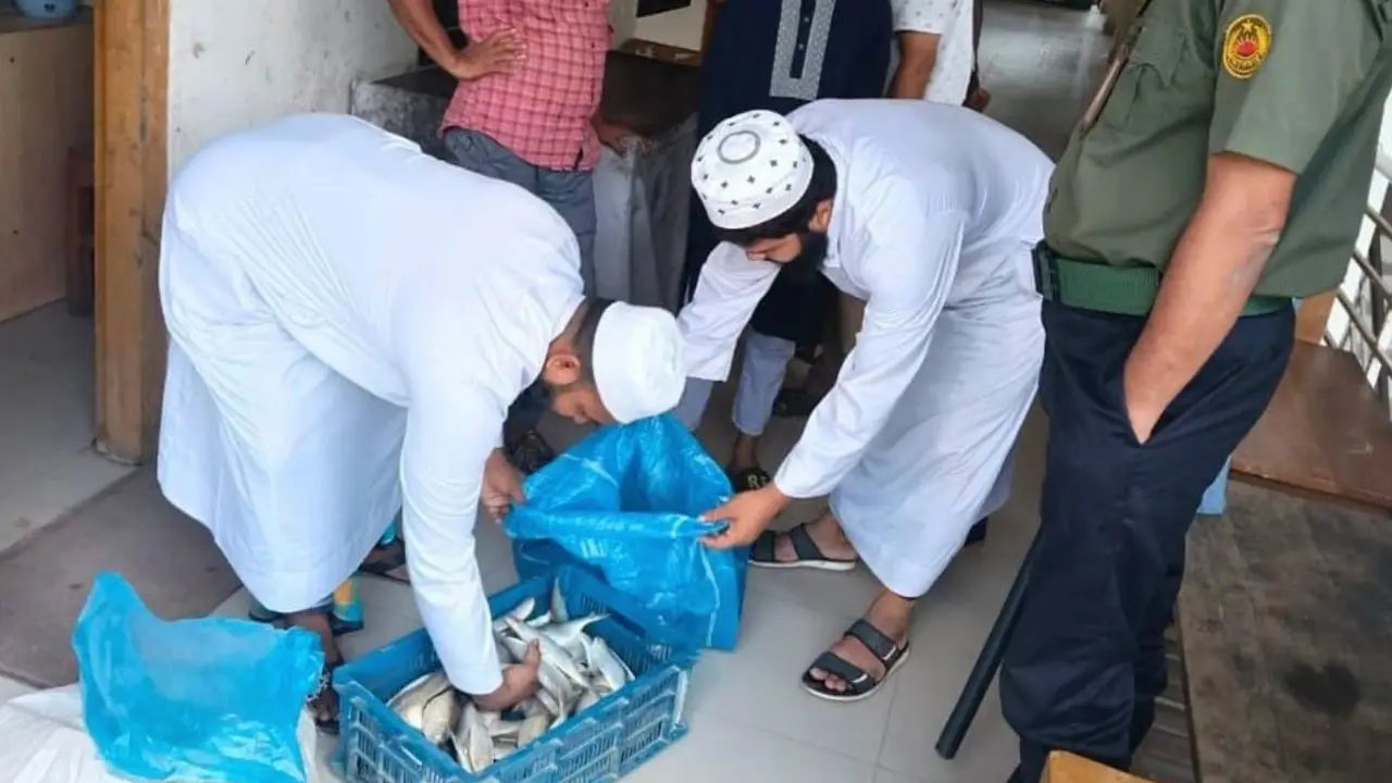 ইলিশ কেনায় ৫ জনকে গুনতে হলো জরিমানা