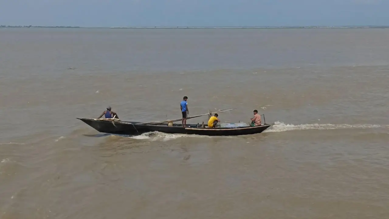 একদিকে অভিযানের ট্রলার, অন্যপাশে ইলিশ ধরার মহোৎসব