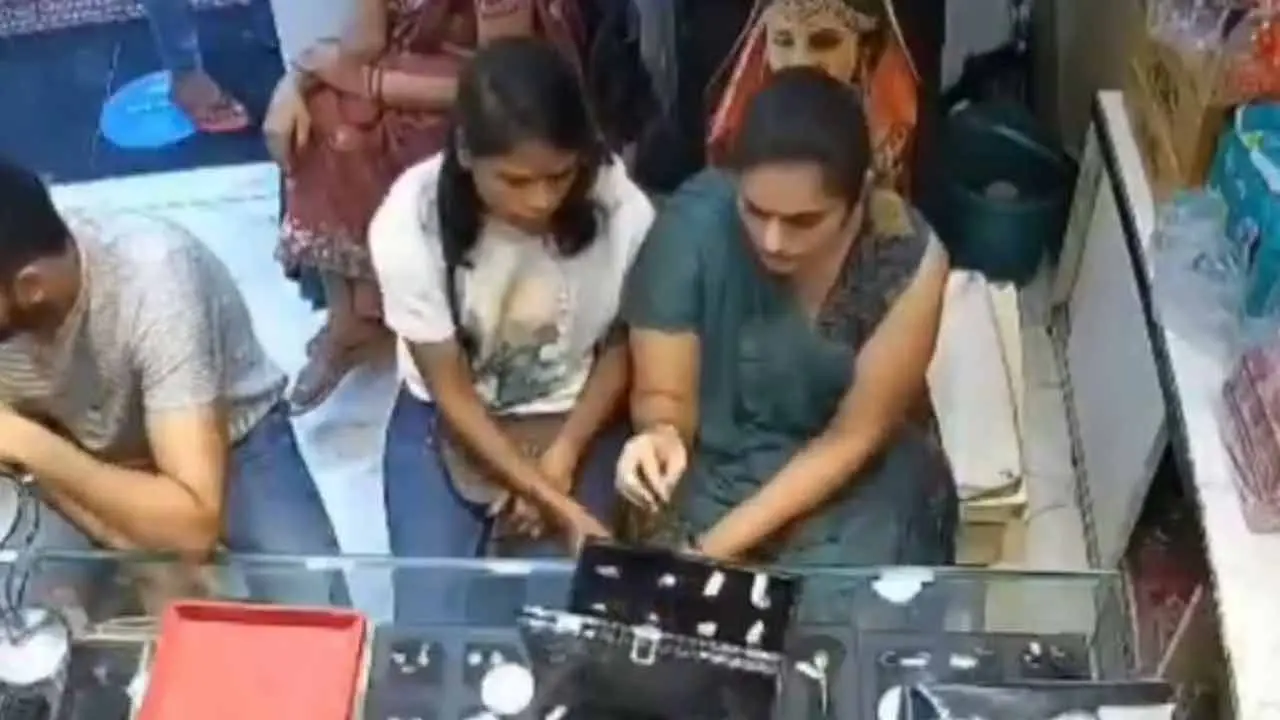 ক্রেতা সেজে গয়নার দোকানে সোনার আংটি চুরি দুই নারীর