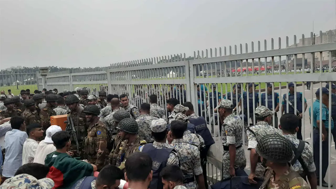 জুলাই সনদ স্বাক্ষর অনুষ্ঠান কেন্দ্র করে উত্তেজনা