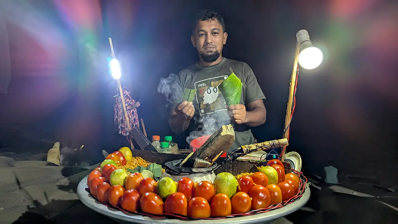 কুয়াকাটা সৈকতে কলাপাতা-তালপাতায় ভিন্ন স্বাদের চানাচুর মাখা