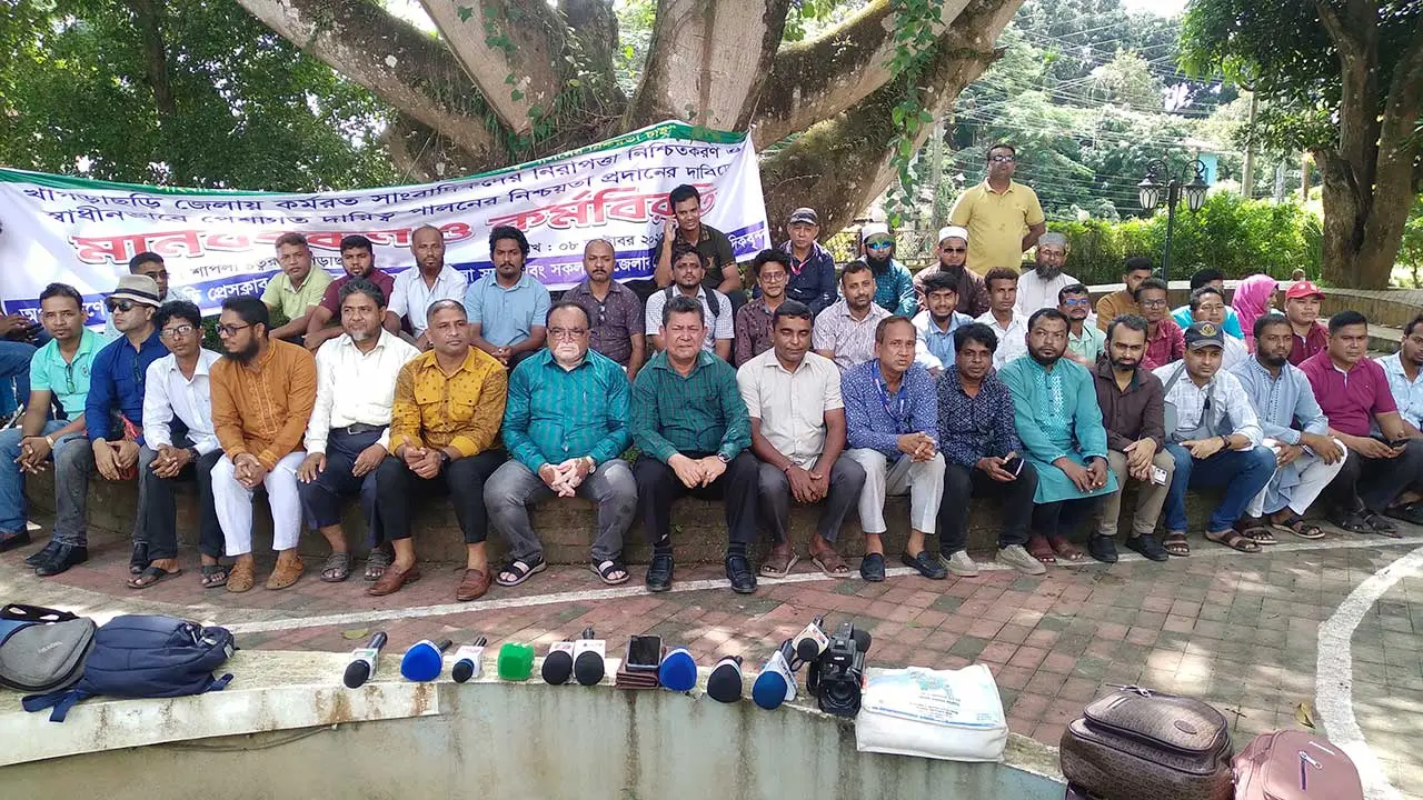 ‌‘সত্য প্রকাশ করলে সাম্প্রদায়িক ট্যাগ লাগিয়ে হুমকি দেওয়া হচ্ছে’