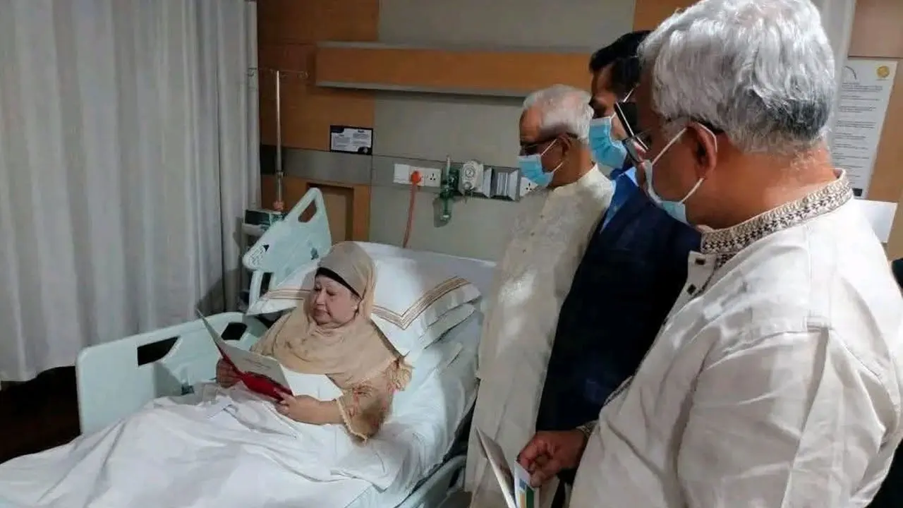 খালেদা জিয়াকে হাসপাতালে দাওয়াত পৌঁছে দিলেন ঐকমত্য কমিশনের সদস্যরা