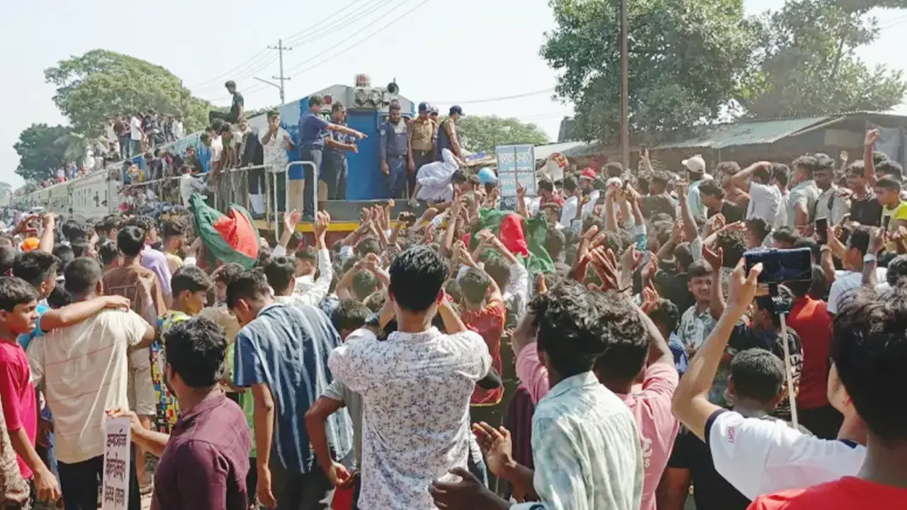 ভৈরবকে জেলা ঘোষণার দাবিতে রেলপথ অবরোধ, ট্রেনে হামলা
