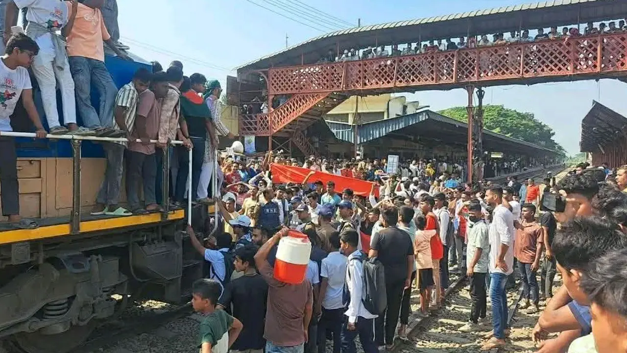 ভৈরবে ট্রেনে হামলার ঘটনায় দেড়শ জনের নামে মামলা, ৩ কিশোর গ্রেপ্তার