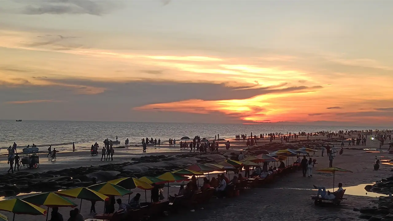 কুয়াকাটায় বৈরী আবহাওয়ায় আটকা হাজারো পর্যটক, ছুটির আনন্দে হঠাৎ ছন্দপতন