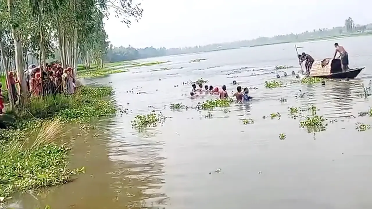 শাপলা তুলতে গিয়ে নৌকা থেকে পড়ে প্রাণ গেল শিশুর