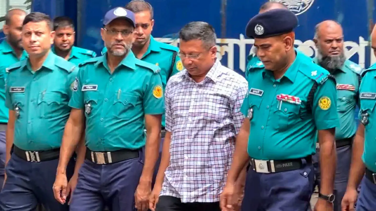 অন্যের ঘাড়ে বন্দুক রেখে বাঁচতে চাইছেন মামুন