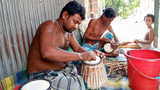 বাপ-দাদার পেশা ধরে রেখেছে ৩৫ পরিবার