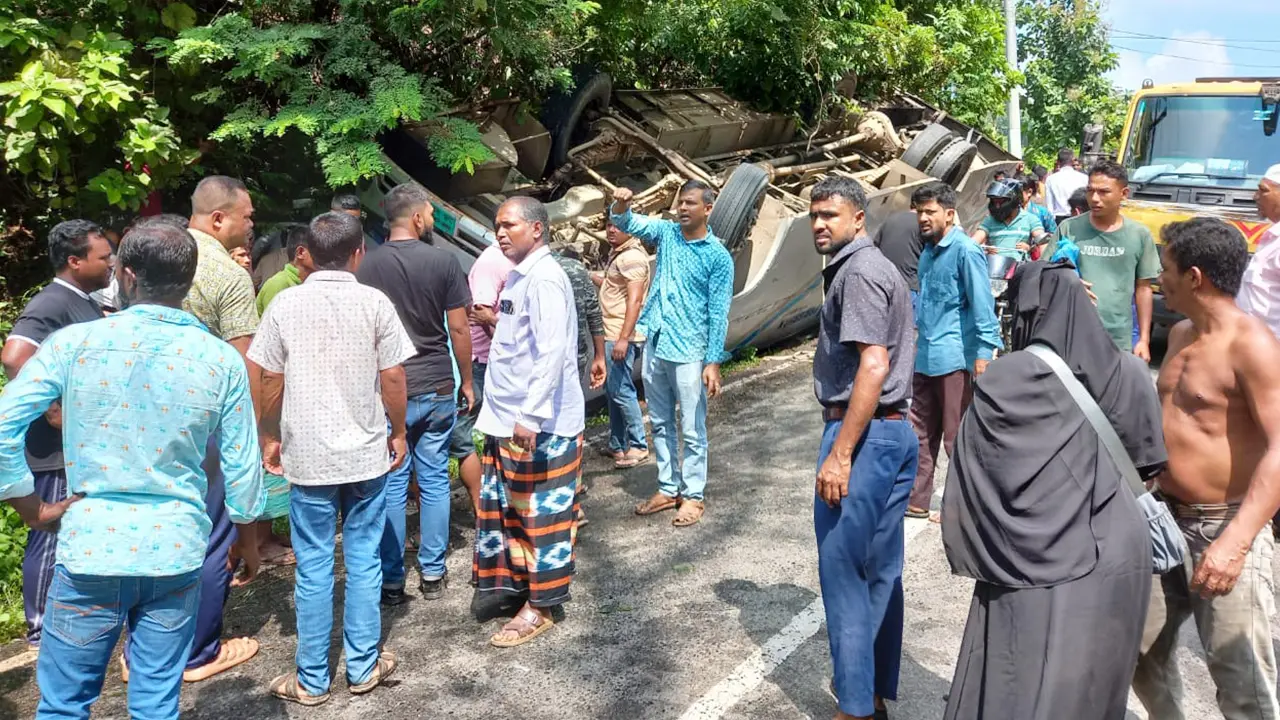 মাটিরাঙ্গায় যাত্রীবাহী বাস উল্টে নিহত ২