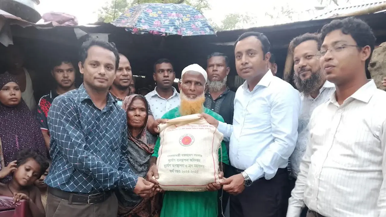 এবার বুক দিয়ে ঘানি টানা সেই বৃদ্ধের পাশে ইউএনও