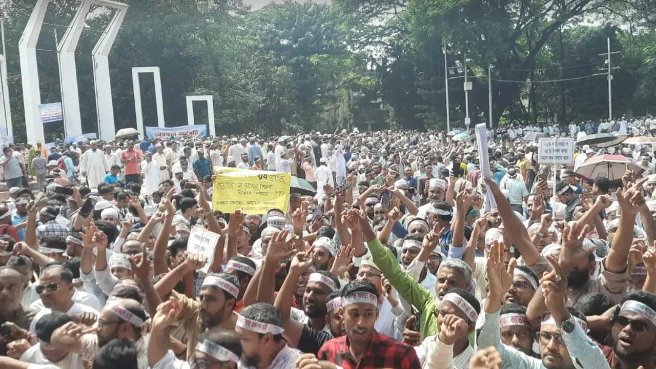 ‘মার্চ টু সচিবালয়’ কর্মসূচিতে অংশ নিতে শহীদ মিনারে হাজার হাজার শিক্ষক