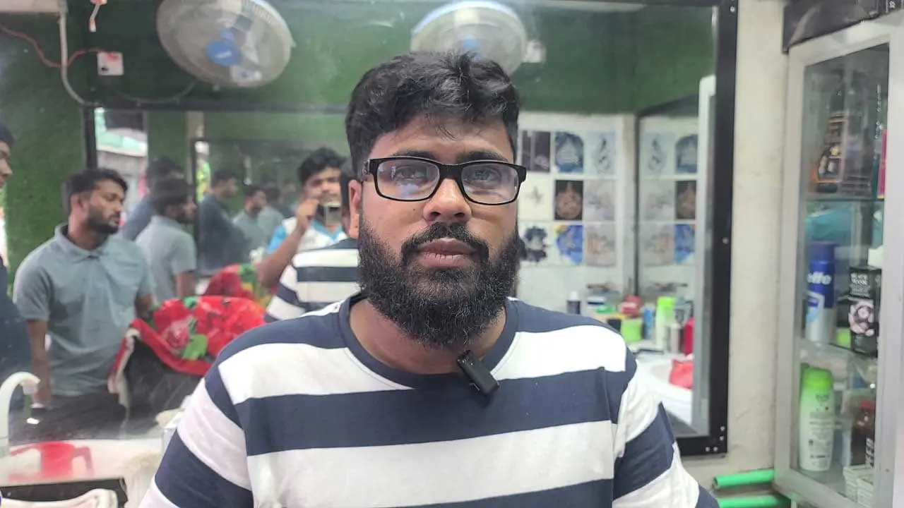 ওমান থেকে দেশে এলে বাবা-মা বাড়ি থেকে বের করে দেয় মুজাহিদকে