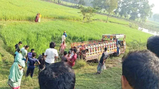 নওগাঁয় গরুবোঝাই ভটভটি উল্টে দুই ব্যবসায়ীর মৃত্যু